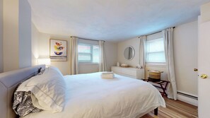 1 bedroom, pillow-top beds, desk, iron/ironing board