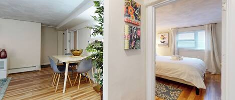 1 多间卧室、加厚床垫、办公桌、熨斗/熨衣板