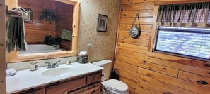 淋浴设施、按摩浴缸、吹风机、毛巾