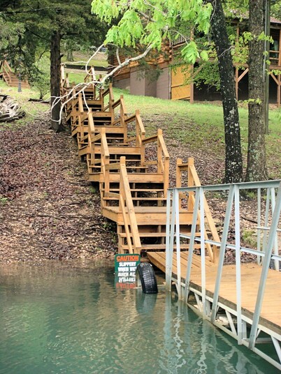 Lake Shore Cabins on the Waterfront of Beaver Lake with Boat Dock & Swim Deck