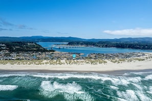On the beach - Ocean Front House Sits Right on a Sandy Beach! (Waldport)