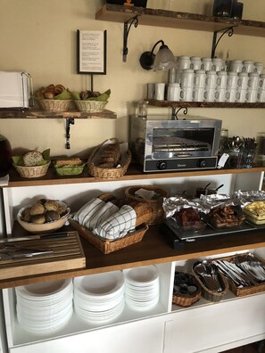 Free daily buffet breakfast - Pension Slægtsgaarden (Allinge)