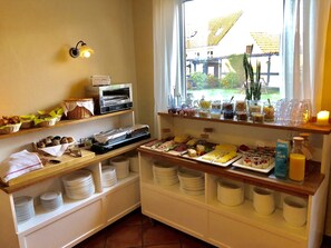 بوفيه فطور مجانًا يوميًا