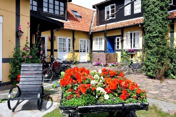 Courtyard - Pension Slægtsgaarden (Allinge)