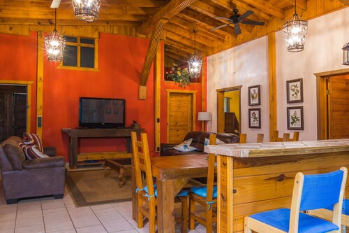 V#1 Beautiful Villa in Sam Rayburn-best value, lots of parking,  7-9 guests