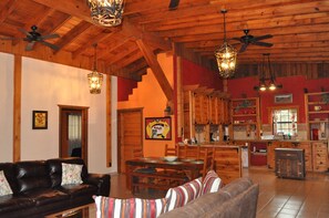 Smart-TV, DVD-spiller og bøker