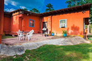 Outdoor dining - V#1 Beautiful Villa in Sam Rayburn-best value, lots of parking,  7-9 guests (Brookeland)