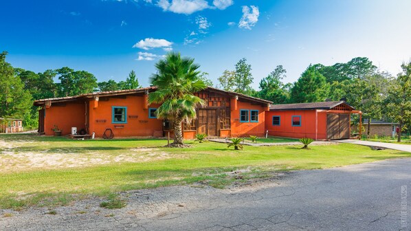 Exterior - V#1 Beautiful Villa in Sam Rayburn-best value, lots of parking,  7-9 guests (Brookeland)