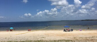 V#1 Beautiful Villa in Sam Rayburn-best value, lots of parking, 7-9 guests