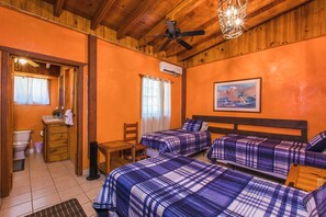 3 bedrooms, free WiFi, bed sheets - V#1 Beautiful Villa in Sam Rayburn-best value, lots of parking,  7-9 guests (Brookeland)