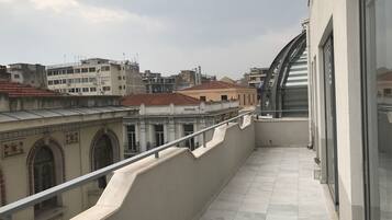 Standaard suite, 1 queensize bed, uitzicht op stad | Balkon