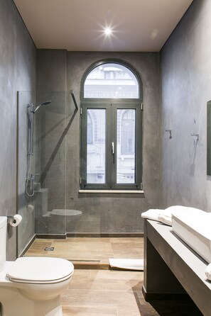 Premium-Suite | Badezimmer | Dusche, Regendusche, kostenlose Toilettenartikel, Haartrockner