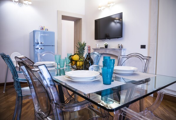 Appartement, 3 chambres, terrasse | Restauration dans la chambre