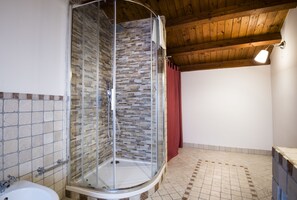 Departamento, 3 habitaciones, Terraza | Baño | Amenidades de baño gratuitas, secadora de cabello, batas, bidet 
