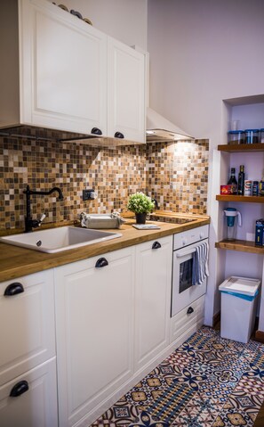 Apartment, 3 Bedrooms, Terrace | Private kitchenette | Full-size fridge, oven, stovetop, dishwasher - La Casa di Ilde al Duomo - Luxury (Syracuse)