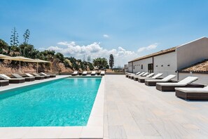 Piscine extérieure (ouverte en saison), parasols de plage
