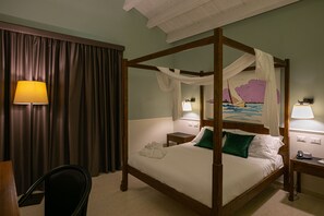 Comfort Suite | Peralatan tempat tidur premium, bar mini, peti besi dalam bilik, meja 