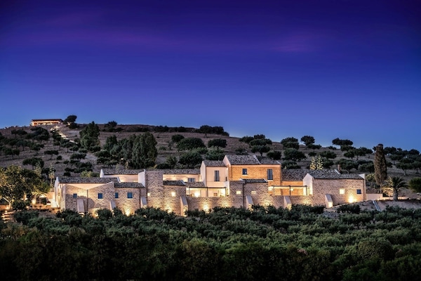 Majoituspaikan julkisivu illalla/yöllä