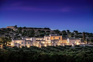 住宿正面 - 傍晚/夜晚