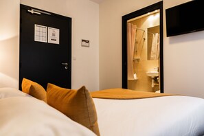 Habitación doble de uso individual, 1 cama matrimonial | Ropa de cama de alta calidad, escritorio y cortinas blackout 