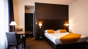 Kahden hengen superior-huone | Ylelliset vuodevaatteet, työpöytä, pimennysverhot, silitysrauta/-lauta