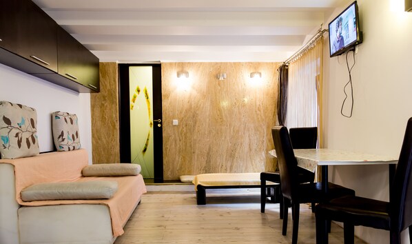 Apartamento, 1 habitación (4 Adults) | Zona de estar | Una televisión