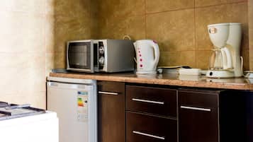 電冰箱、微波爐、爐台、鍋具/餐盤/廚房用品