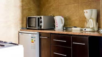 Fridge, microwave, stovetop, cookware/dishes/utensils