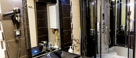 Departamento, 1 habitación (4 Adults) | Baño | Regadera, amenidades de baño gratuitas, secadora de cabello, toallas