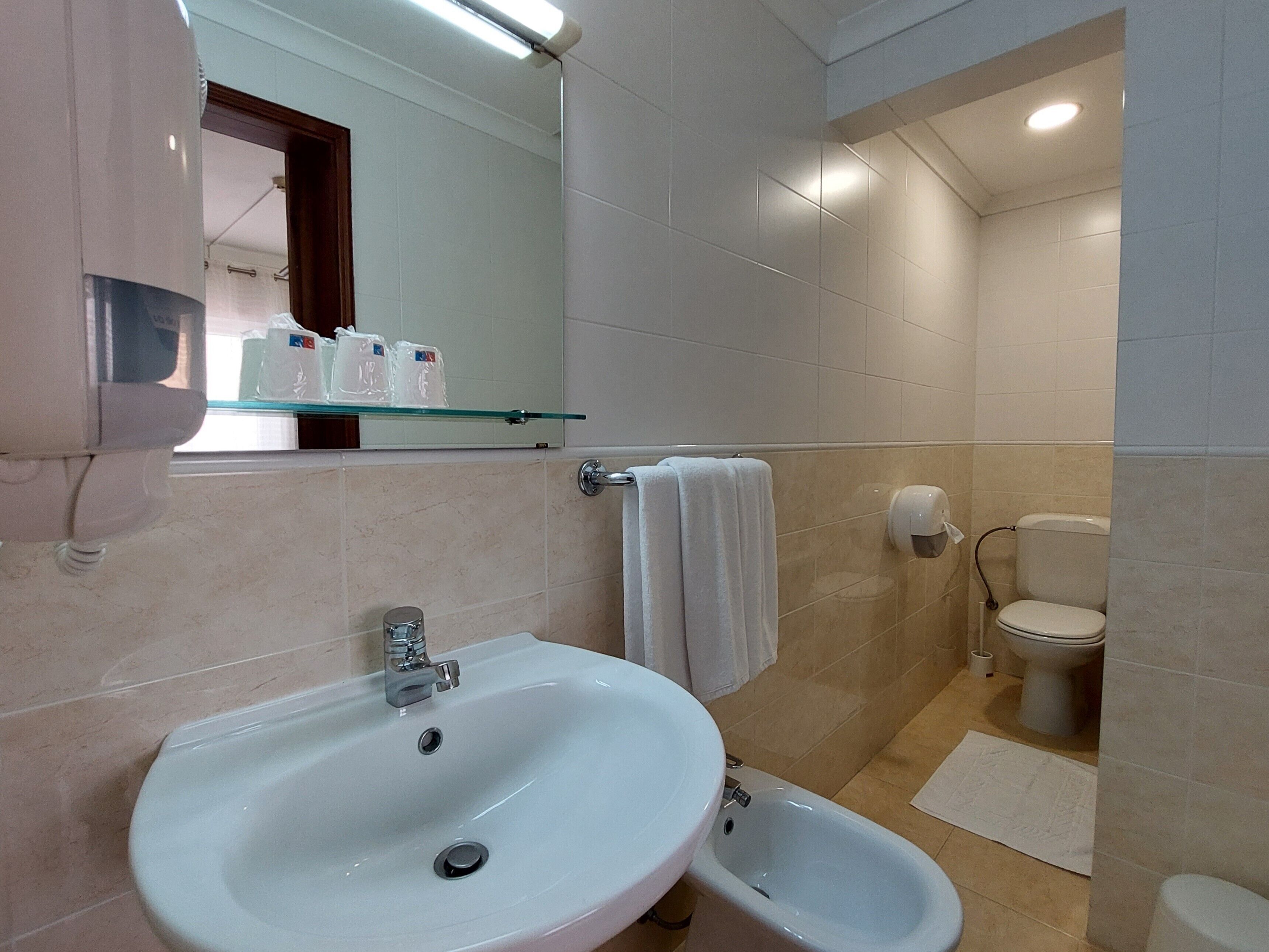 triple room | bathroom | hair dryer, towels, soap, shampoo