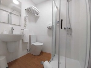 Economy Twin Room | Bathroom | Hair dryer, towels, soap, shampoo