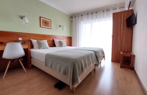 双床房, 阳台 | 18 多间卧室、高档床上用品、办公桌、笔记本电脑工作区