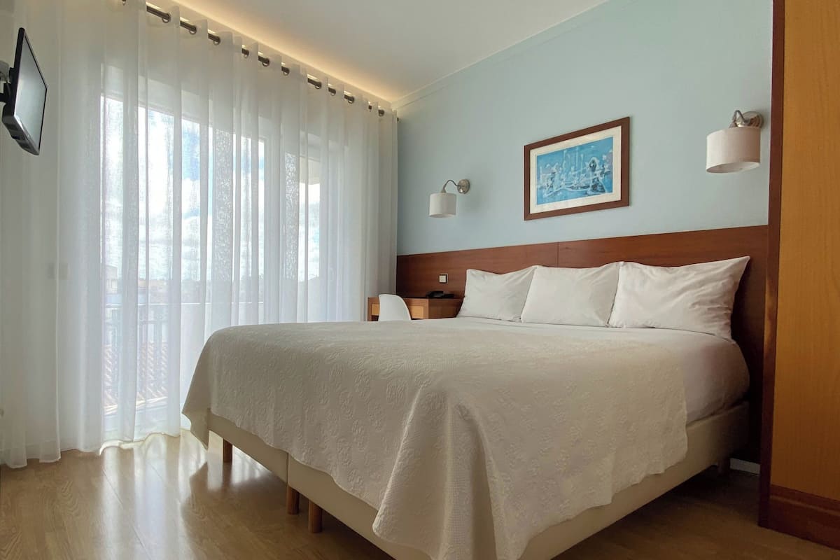 Habitación doble, balcón | 18 habitaciones, ropa de cama de alta calidad y escritorio