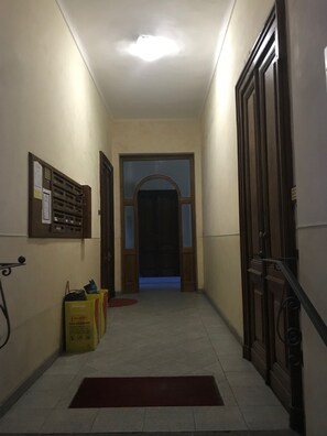Hallway - Mono Bordeaux (Turin)