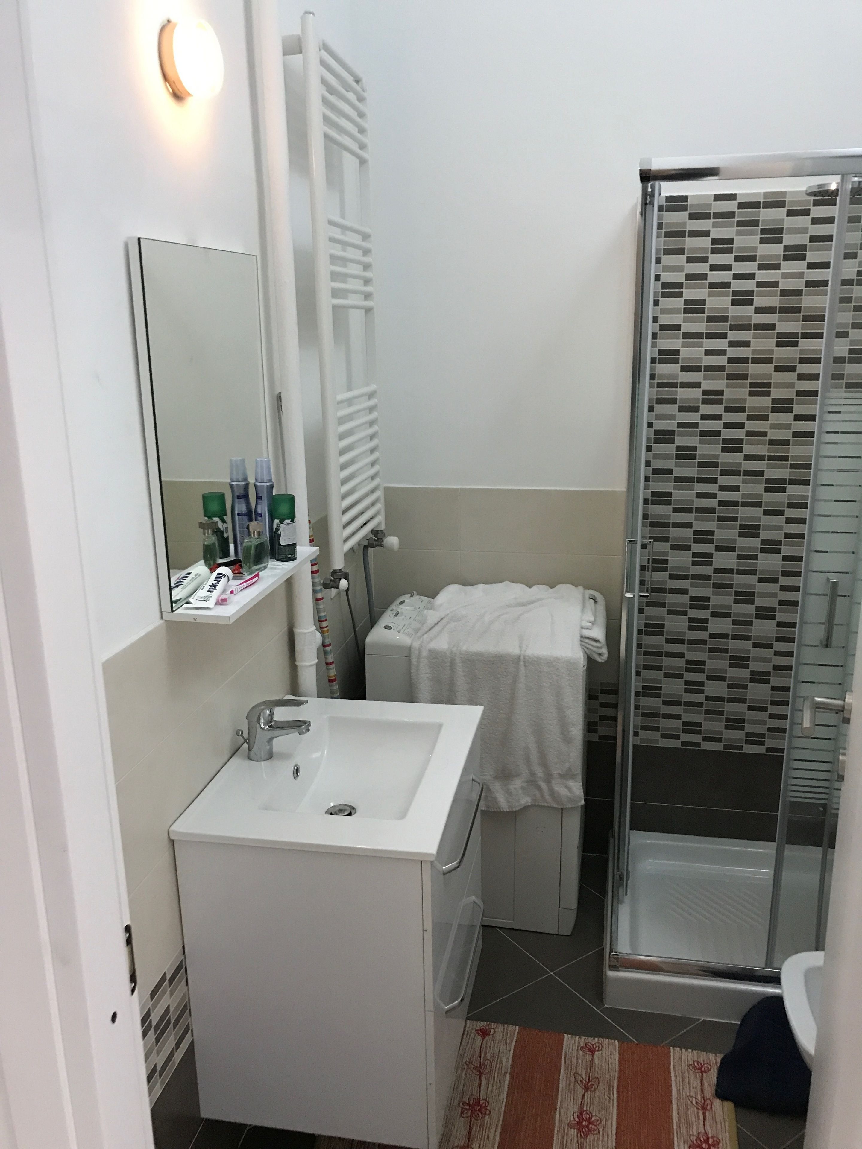 Studio | Salle de bain | Douche, articles de toilette gratuits, sèche-cheveux, bidet