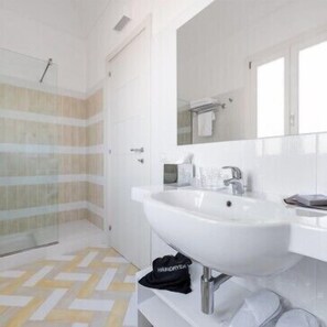 Departamento, 2 habitaciones | Baño | Regadera y toallas 
