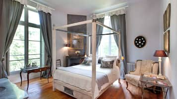 Double Room (aux Herbiers) | Premium bedding, individually decorated, individually furnished, desk