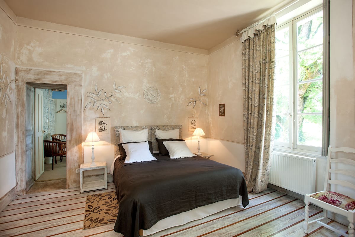 Premium bedding, individually decorated, individually furnished, desk