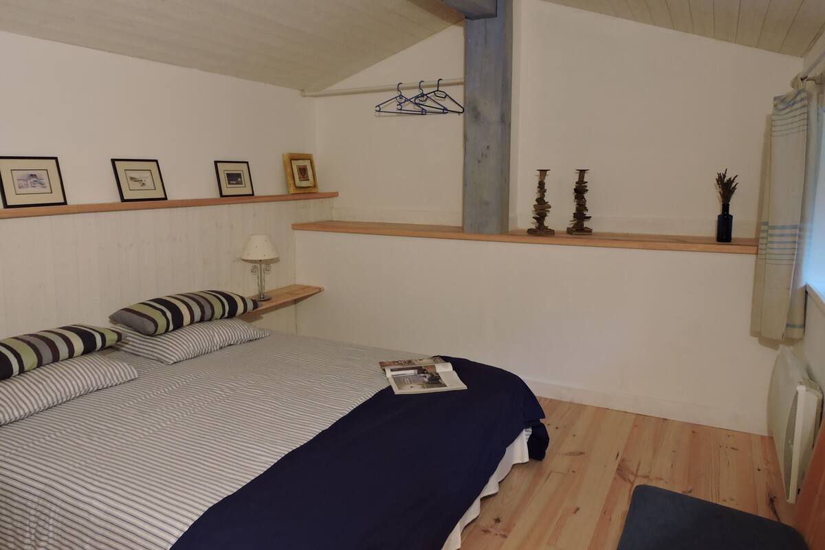 Casa de campo | Ropa de cama de alta calidad, escritorio, cortinas opacas