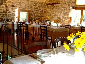 Déjeuner et dîner servis sur place, spécialités Cuisine locale