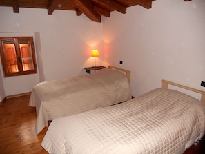 Appartement, 2 chambres, vue sur la colline | Bureau, système d’insonorisation, lit de bébé (gratuit)