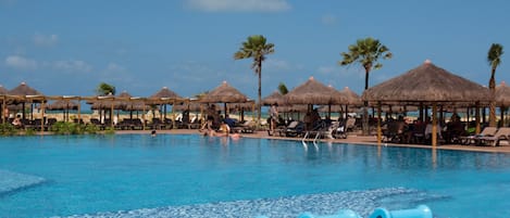 Una piscina cubierta, una piscina al aire libre