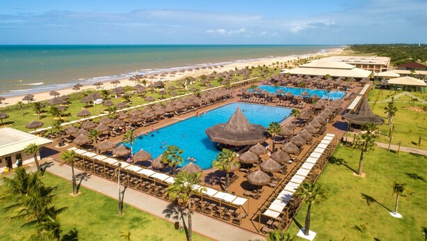 A resort with a central swimming pool, multiple lounge areas, and a beach view. - Vila Galé Resort Touros - All Inclusive (Touros)