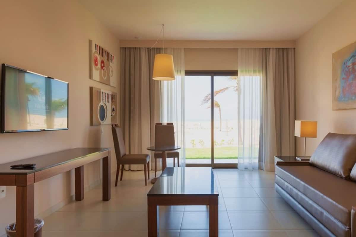 Suite | 1 camera, una cassaforte in camera, una scrivania, tende oscuranti