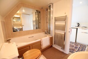 Valley View Apartment | Bathroom | Combined shower/tub, towels - Manton Lodge Farm (Oakham)