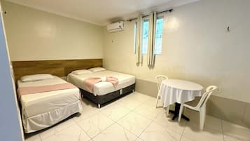 Quarto (Prata Master) | Frigobar, cortinas blackout, roupa de cama