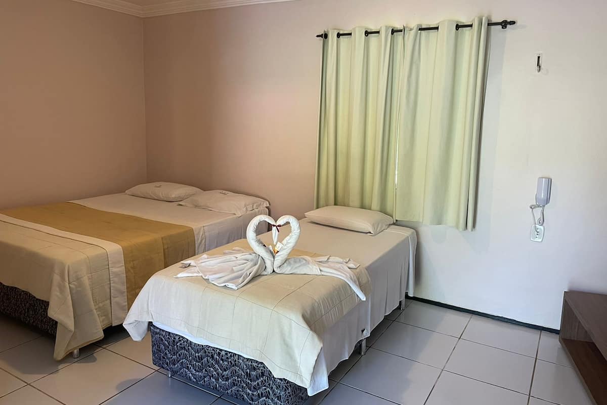 Room (Prata) | Minibar, blackout drapes, bed sheets