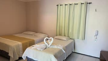 Room (Prata) | Minibar, blackout drapes, bed sheets, wheelchair access