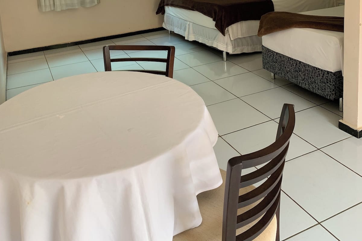 Room (Ouro) | Minibar, blackout drapes, bed sheets