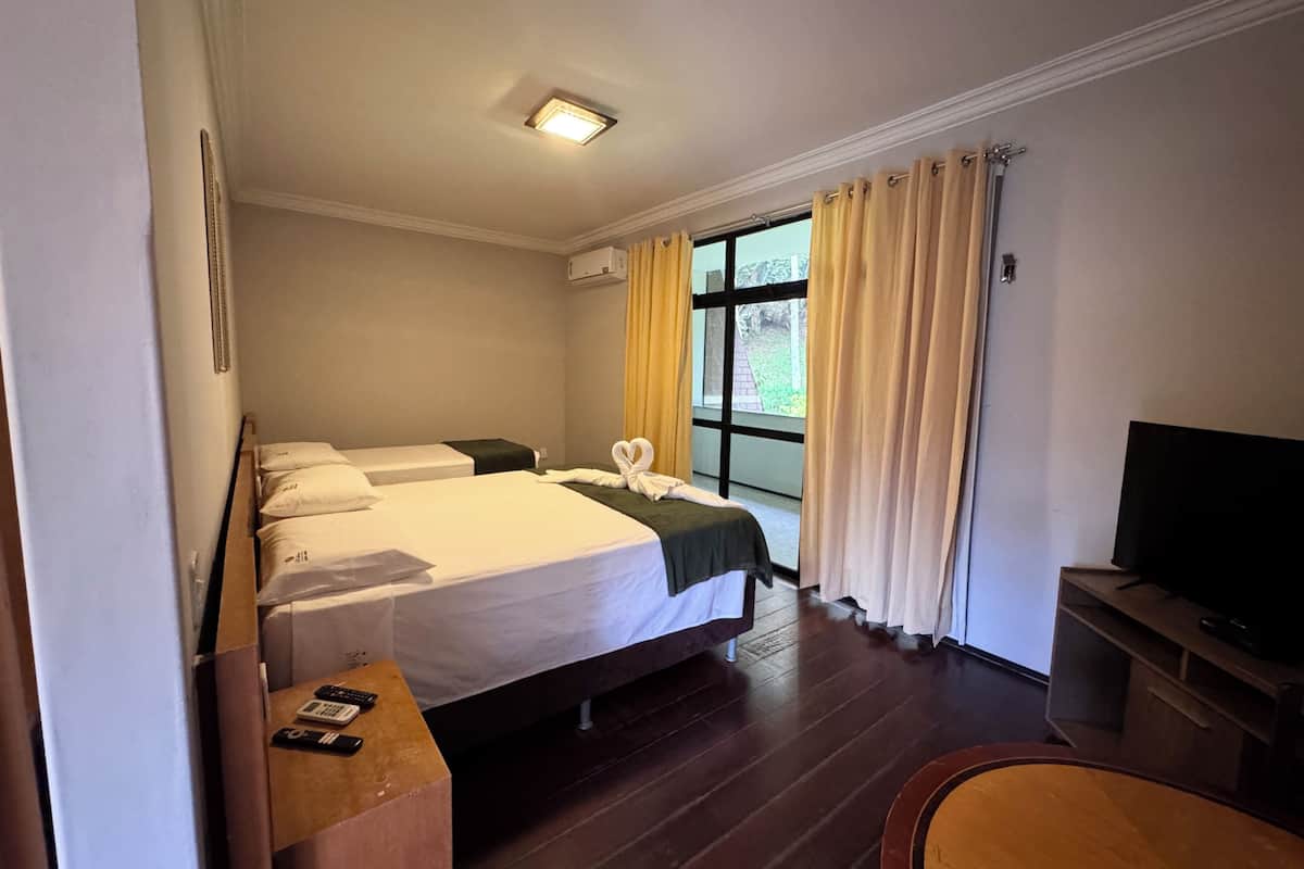Room (Ouro Master) | Minibar, blackout drapes, bed sheets